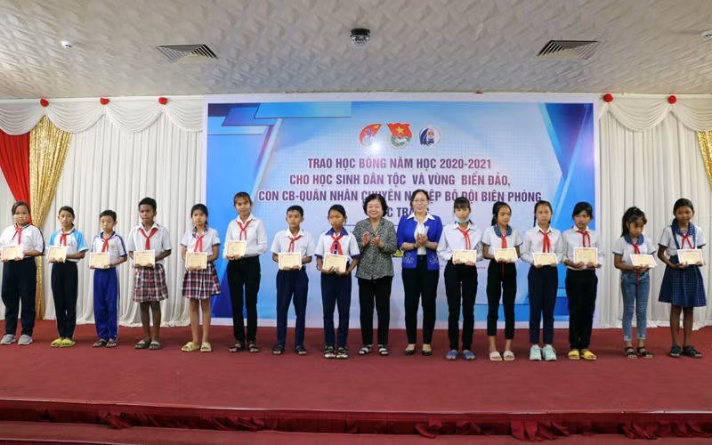 Nguyên Phó Chủ tịch nước Trương Mỹ Hoa và lãnh đạo tỉnh trao học bổng cho các học sinh dân tộc thiểu số vượt khó học giỏi tại Sóc Trăng.