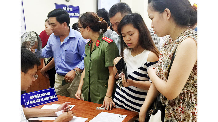 Khi làm thủ tục hành chính trên môi trường điện tử cần có định danh cá nhân. Ảnh: NGUYỆT ANH