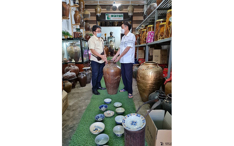 Cán bộ Bảo tàng Đắk Lắk tìm hiểu hiện vật. Ảnh: NGỌC ANH