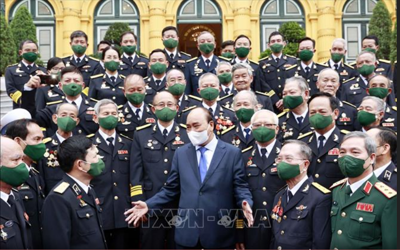 Chủ tịch nước Nguyễn Xuân Phúc gặp mặt Đoàn đại biểu cán bộ Quân chủng Hải quân và cựu chiến binh Đường Hồ Chí Minh trên biển. (Ảnh: TTXVN)