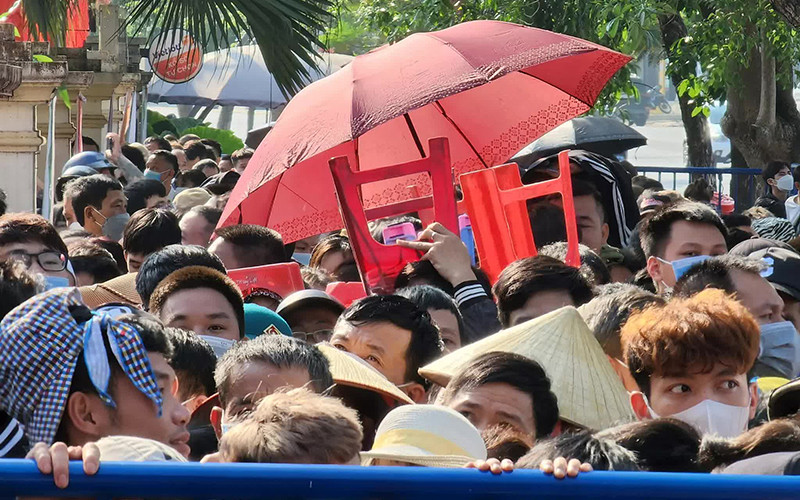 Khán giả chen lấn nhau để mua bằng được tấm vé cổ vũ bóng đá.