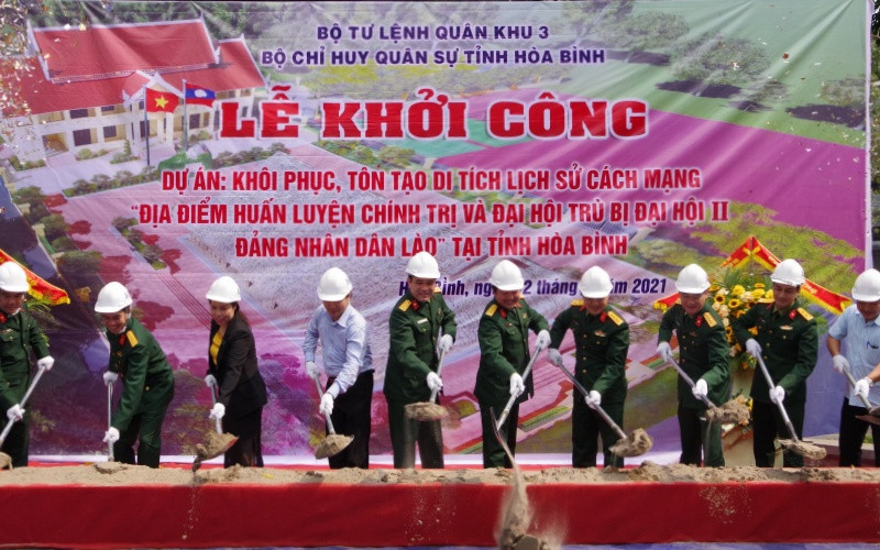 Lãnh đạo UBND tỉnh và Bộ CHQS tỉnh Hòa Bình khởi công dự án.