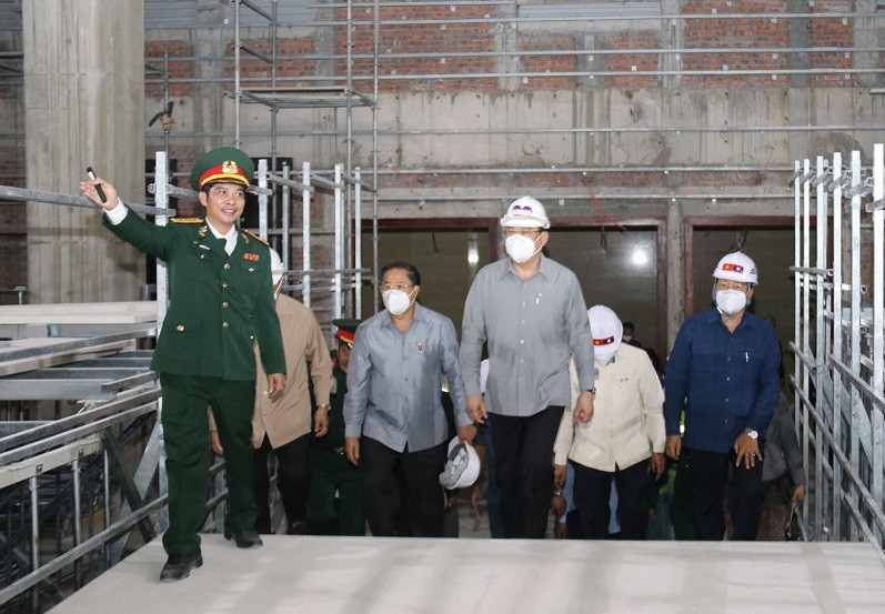 Đại tá Nguyễn Chiến (trái) thông báo Phó Thủ tướng Lào Sonexay Siphandone việc nhiều hạng mục công trình đã thi công đạt 70-100%.