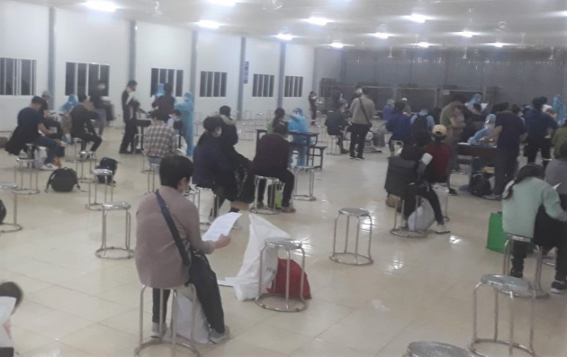 Tiếp nhận công dân Việt Nam trở về từ Hàn Quốc tại khu cách ly Trường cao đẳng Cảnh sát nhân dân II.