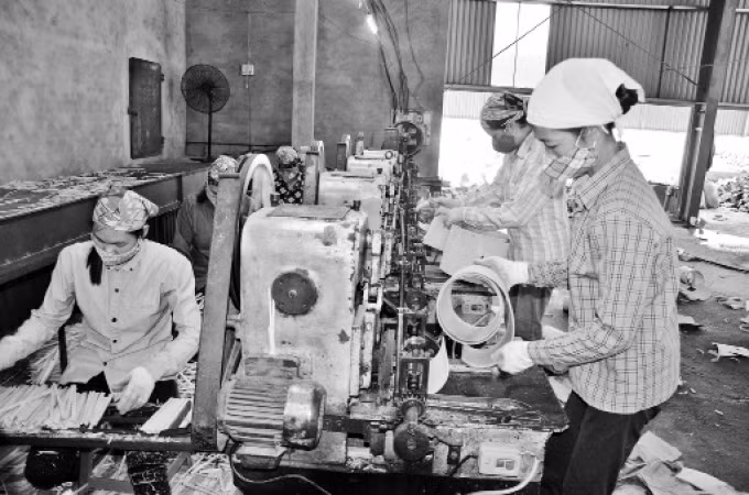 Kinh tế - xã hội huyện Chợ Đồn phát triển nhanh chóng. Trong ảnh: Chế biến đũa xuất khẩu tại Công ty TNHH Trường Thành Bắc Kạn, xã Bình Thủy (Chợ Đồn).