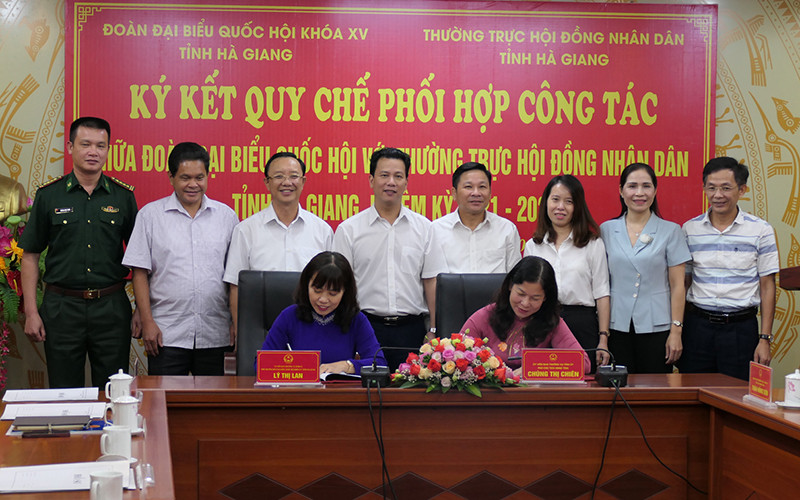Đoàn Đại biểu Quốc hội khóa 15 tỉnh Hà Giang và Thường trực Hội đồng Nhân dân tỉnh Hà Giang ký kết quy chế phối hợp công tác.