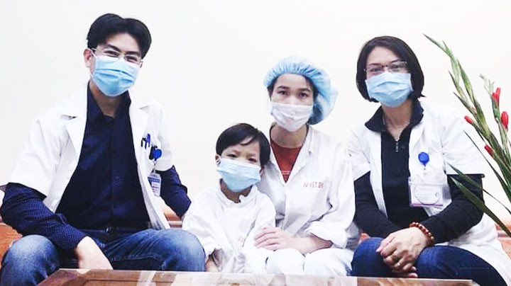Bé H (7 tuổi ở Hà Nội) - người được ghép tim nhỏ tuổi nhất Việt Nam xuất viện trong niềm vui, hạnh phúc của gia đình và y, bác sĩ. 