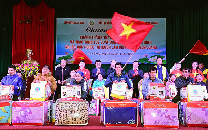 Trao quà cho hộ nghèo, hộ cận nghèo tại huyện Lâm Bình, tỉnh Tuyên Quang (Ảnh minh họa: Hải Chung).