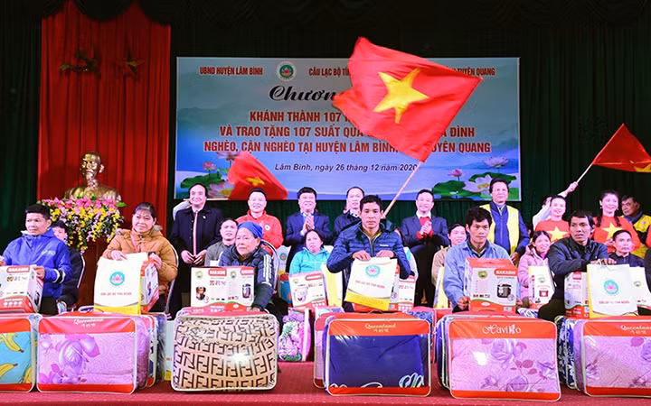 Trao quà cho hộ nghèo, hộ cận nghèo tại huyện Lâm Bình, tỉnh Tuyên Quang (Ảnh minh họa: Hải Chung).