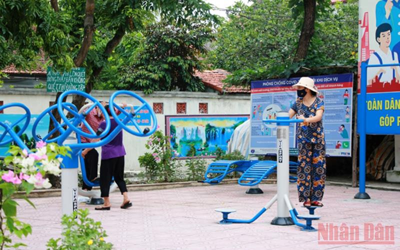 Người dân huyện Đan Phượng tập thể dục ngoài trời. (Ảnh: Nhật Long)