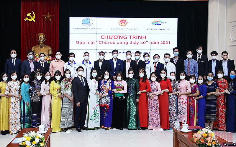 Thứ trưởng Giáo dục và Đào tạo Ngô Thị Minh và các đại biểu chương trình "Chia sẻ cùng thầy cô" năm 2021.