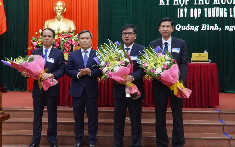 Bí thư Tỉnh ủy Quảng Bình Vũ Đại Thắng tặng hoa cho các tân Phó Chủ tịch UBND tỉnh.