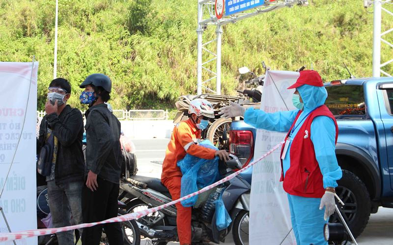 Tình nguyện viên hướng dẫn người dân khi vừa vào trạm dừng chân.