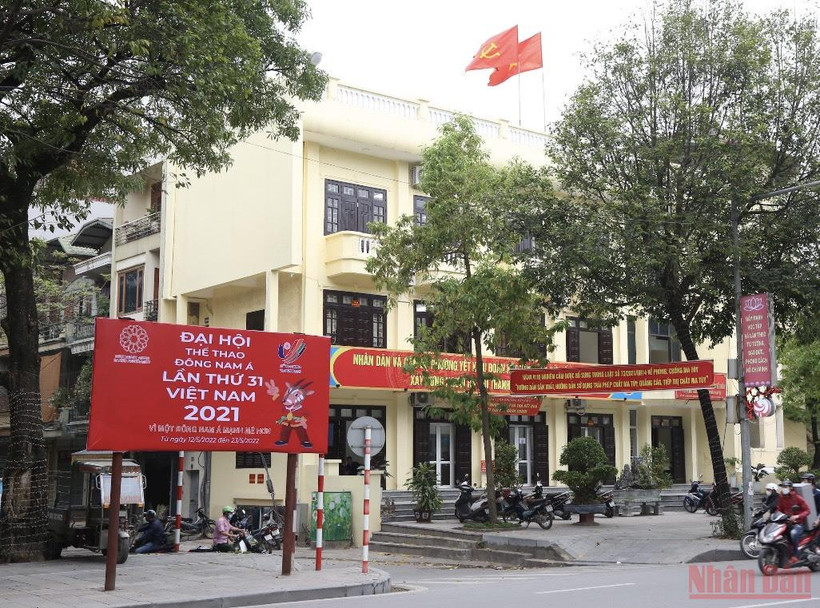 Đường phố Hà Nội được trang trí rực rỡ chào đón SEA Games 31.
