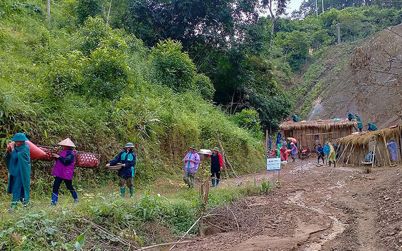 Diễn tập sơ tán người, tài sản ở vùng có nguy cơ sạt lở cao xã Công Bằng (Pác Nặm, Bắc Kạn). Ảnh: THANH HẢO