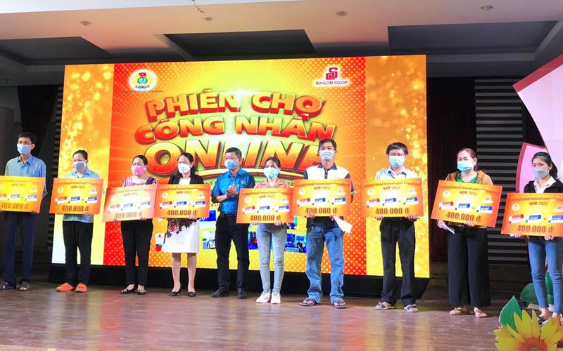 Các công nhân, người lao động nhận quà từ đại diện Ban tổ chức Chương trình “Phiên chợ Công nhân - Online” 