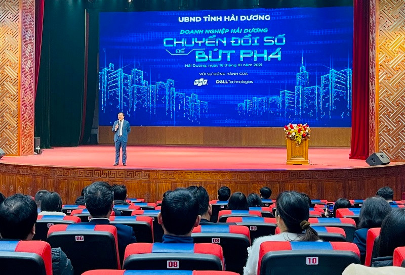Bí thư Tỉnh ủy Hải Dương thuyết trình tại hội nghị chuyển đổ số.