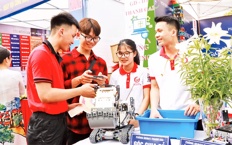 Ngày hội công nghệ thông tin lần thứ 5 của ngành giáo dục và đào tạo Hà Nội thu hút hơn 2.000 sản phẩm của học sinh, giáo viên các trường dự thi. 