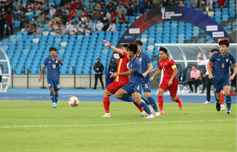  U23 Việt Nam thi đấu quả cảm trước Thái Lan. (Ảnh: VFF)