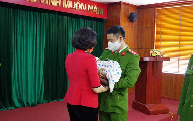 Cục Cảnh sát hình sự bàn giao trẻ sơ sinh trong Chuyên án giải cứu 5 trẻ sơ sinh hồi tháng 3 cho Trung tâm phụ nữ và phát triển thuộc Hội liên hiệp phụ nữ Việt Nam.