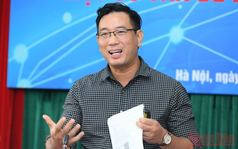 TS Đỗ Anh Đức, Viện Đào tạo Báo chí và Truyền thông, Trường Đại học Khoa học Xã hội và Nhân văn, Đại học Quốc gia Hà Nội trình bày tham luận tại hội thảo. (Ảnh: THÀNH ĐẠT) 