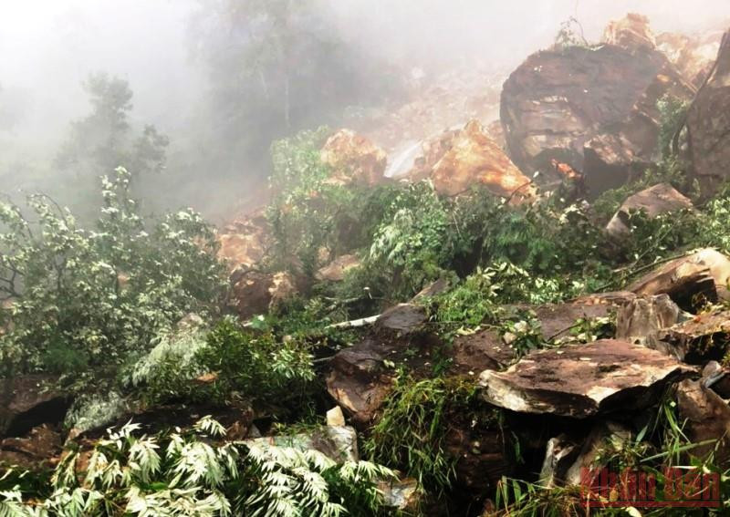 Hơn 2.000 m3 đá tảng rất lớn đã sạt lở, vùi lấp mặt đường tỉnh lộ 158, làm ách tắc giao thông tại đây. 