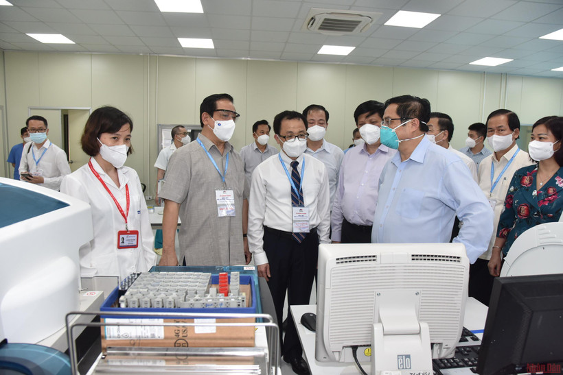  Thủ tướng Phạm Minh Chính kiểm tra khu vực xét nghiệm.
