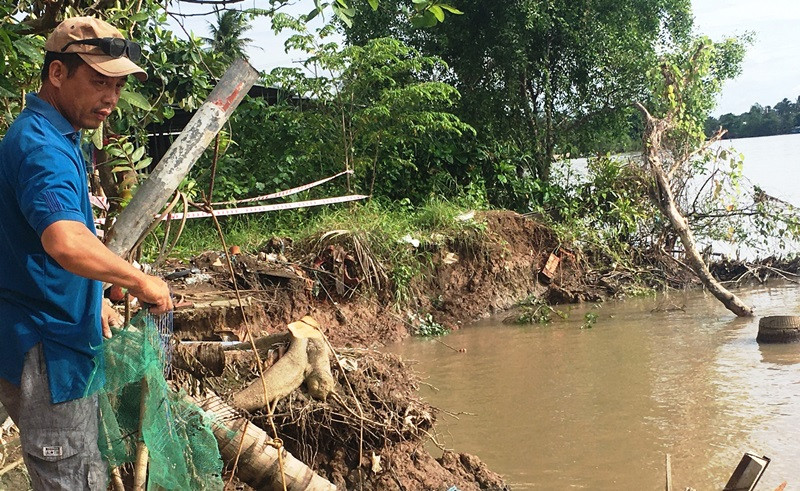 Sạt lở bờ sông làm gần 500m2 đất của gia đình ông Tính (Bến Tre) trôi xuống sông.
