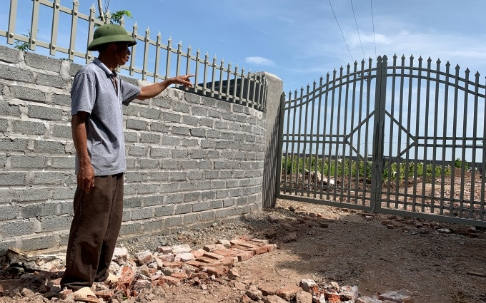 Ông Đinh Văn Thắng phản ánh việc công trình vi phạm trên đất trồng lúa, bịt kín lối đi nội đồng của bà con.