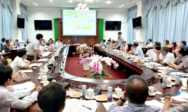 Thứ trưởng Nguyễn Nhật làm việc tại UBND tỉnh Vĩnh Long. 