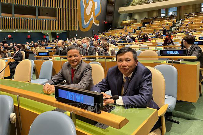 Đại sứ Nguyễn Hồng Thao (trái) tại cuộc bầu cử. (Ảnh: TTXVN)