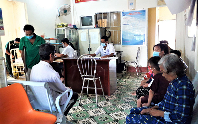 Người dân đến khám chữa bệnh tại Trạm Quân Dân Y Lai Hòa.