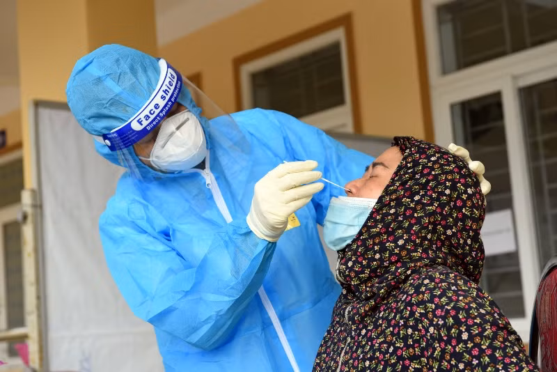 Xét nghiệm nhanh thực hiện cuốn chiếu ở các tổ, khối trong các phường, xã.