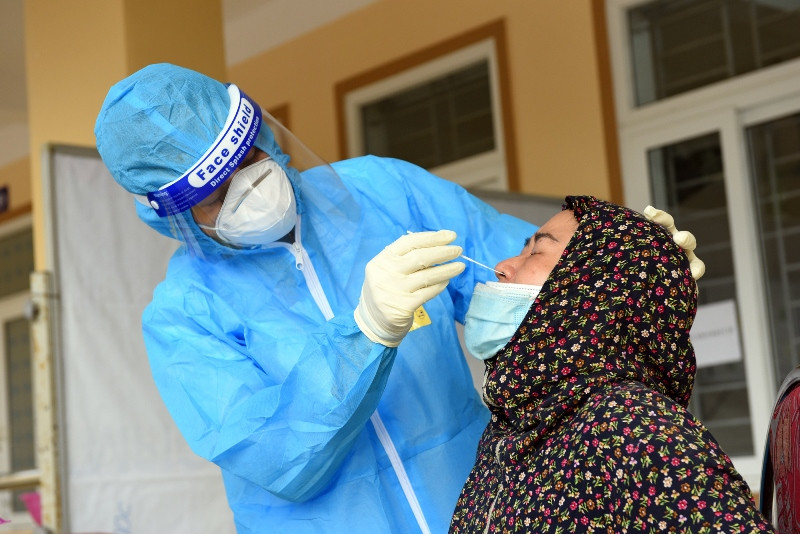 Xét nghiệm nhanh thực hiện cuốn chiếu ở các tổ, khối trong các phường, xã.