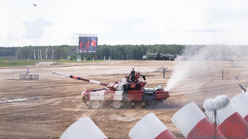 Kíp xe số 1 của Đội tuyển Xe tăng Việt Nam thi đấu xuất sắc ở trận ra quân, hoàn thành mục tiêu đề ra. Ảnh: THANH THỂ