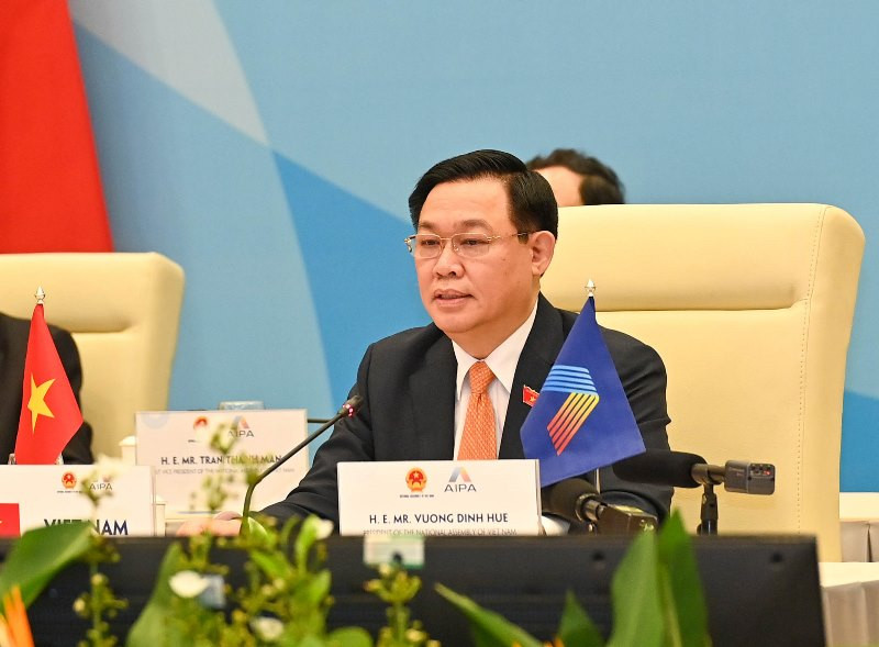 Chủ tịch Quốc hội Vương Đình Huệ phát biểu tại phiên họp. 