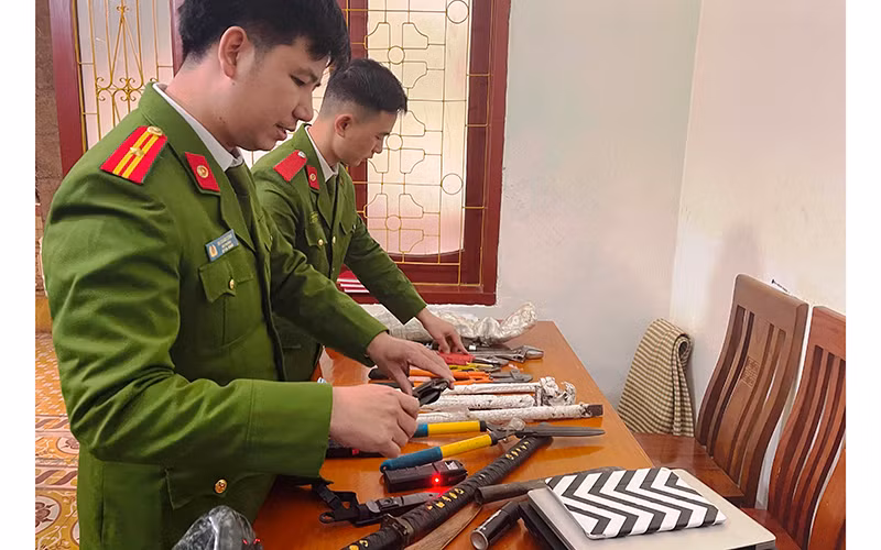 Công an thu giữ nhiều dụng cụ, tang vật vụ án.