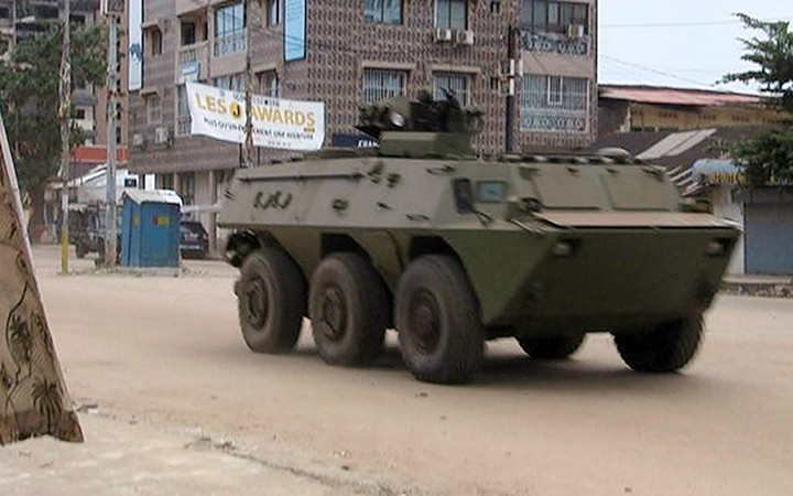 Xe thiết giáp của quân đội Guinea tại thủ đô Conakry. Ảnh REUTERS