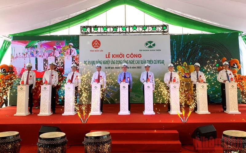 Các đại biểu nhấn nút khởi công Dự án.