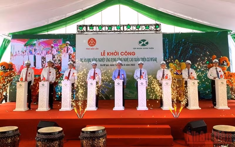 Các đại biểu nhấn nút khởi công Dự án.