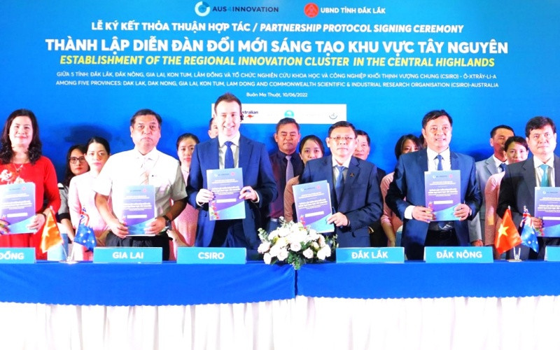Đại diện Ủy ban nhân dân 5 tỉnh Tây Nguyên và CRISO ký kết thỏa thuận hợp tác thành lập Diễn đàn đổi mới sáng tạo khu vực Tây Nguyên.