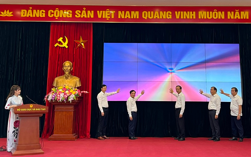 Thứ trưởng Giáo dục và Đào tạo Phạm Ngọc Thưởng cùng đại diện Ban Tổ chức ấn nút phát động cuộc thi.