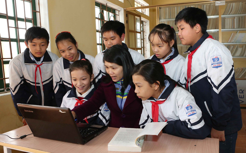 Cô giáo Mai Thị Bích Nguyện, Hiệu trưởng Trường Tiểu học và Trung học cơ sở An Vũ (Quỳnh Phụ, tỉnh Thái Bình) hướng dẫn học sinh truy cập phần mềm giáo dục do cô và đồng nghiệp nghiên cứu.