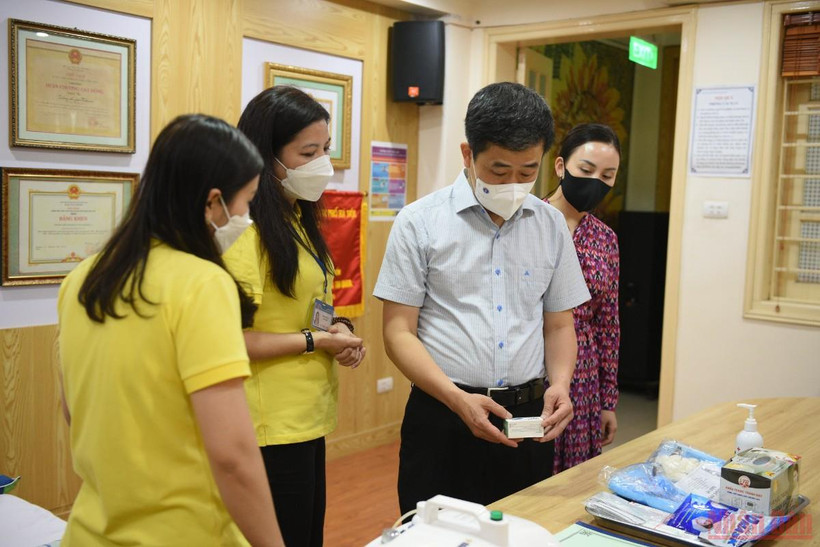 Trường mầm non A (Hoàn Kiếm, Hà Nội) chuẩn bị kỹ càng về trang thiết bị phòng, chống dịch. (ẢNH: SƠN BÁCH)