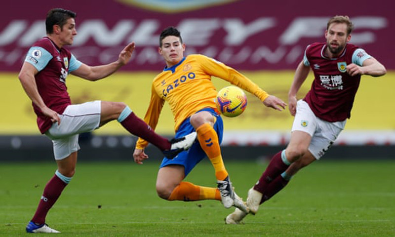 J. Rodriguez (áo vàng, Everton) tranh bóng với các cầu thủ Burnley.