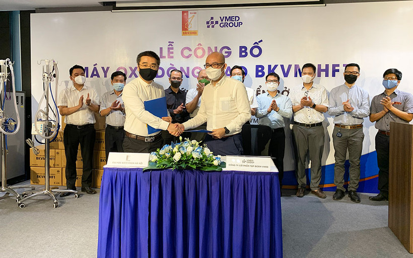 Đại diện VMED & Đại học Bách khoa ký kết hợp tác.