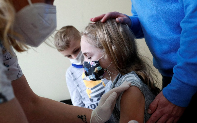 Tiêm phòng Covid-19 cho trẻ em từ 5-11 tuổi ở Budapest, Hungary, ngày 15/12/2021. (Ảnh minh họa: Reuters)