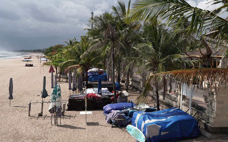 Bãi biển Kuta, Bali đìu hiu vì Covid-19 (Ảnh: Bloomberg)