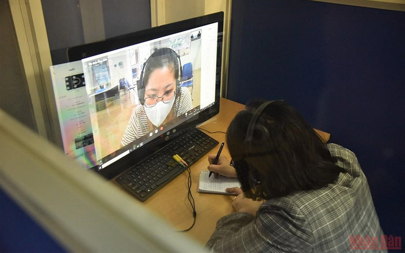 Lao động tham gia phiên giao dịch việc làm trực tuyến tháng 10/2021 (Ảnh: Minh Duy).