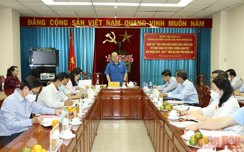 Trưởng Đoàn đại biểu Quốc hội tỉnh Đồng Nai Quản Minh Cường phát biểu tại buổi giám sát.